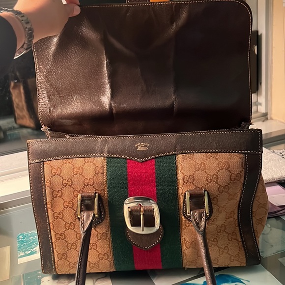 Medium size GUCCI handbag, featuring red and green theme and embroidered GG logo - Picture 2 of 5